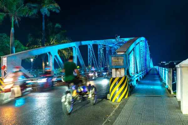 Hue, Vietnam - 10 Nisan 2024 Hue City 'deki Truong Tien Köprüsü panoramik manzarası. Köprü, suyun bulanık yansımasıyla aydınlandı.