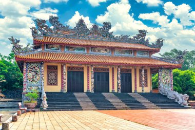 Hue, Vietnam - 10 Nisan 2024: Ke Vo kültür köyü, Hue, Vietnam 'da özenle işlenmiş çömlek sütunları ile ortak ev tipik bir kültürdür..