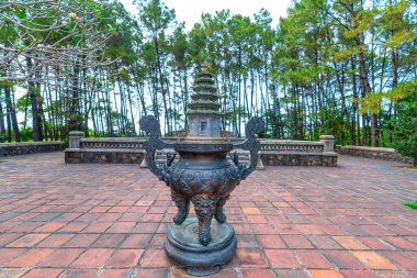 Hue, Vietnam - 10 Nisan 2024: Thien Mu Pagoda. Burası 19. yüzyıldan bugüne kadar yapılmış antik tapınaklar ve ayrıca Hue, Vietnam 'daki ruhani turistik merkezler.