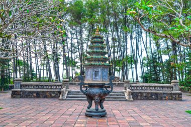Hue, Vietnam - 10 Nisan 2024: Thien Mu Pagoda. Burası 19. yüzyıldan bugüne kadar yapılmış antik tapınaklar ve ayrıca Hue, Vietnam 'daki ruhani turistik merkezler.