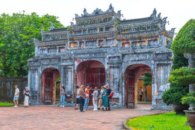 Hue, Vietnam - 10 Nisan 2024: Turistler, feodal kralın 19. yüzyılda Vietnam 'ın başkenti Hue' da çalıştığı yasak şehre açılan şehir kapısının keyfini çıkarıyorlar.