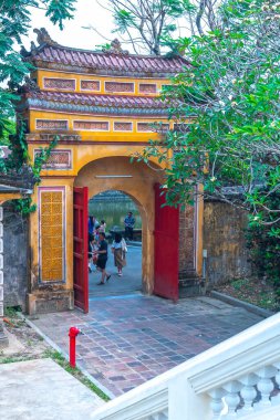 Hue, Vietnam - 10 Nisan 2024: Turistler, feodal kralın 19. yüzyılda Vietnam 'ın başkenti Hue' da çalıştığı yasak şehre açılan şehir kapısının keyfini çıkarıyorlar.