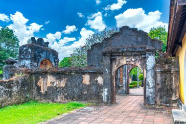 Hue, Vietnam - 10 Nisan 2024: Turistler, feodal kralın 19. yüzyılda Vietnam 'ın başkenti Hue' da çalıştığı yasak şehre açılan şehir kapısının keyfini çıkarıyorlar.