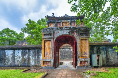 Hue, Vietnam - 10 Nisan 2024: Turistler, feodal kralın 19. yüzyılda Vietnam 'ın başkenti Hue' da çalıştığı yasak şehre açılan şehir kapısının keyfini çıkarıyorlar.
