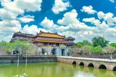 Hue, Vietnam - 10 Nisan 2024: Dai Noi Sarayı Eserleri Kompleksi. Kralların saraylarına giden yol, 19. yüzyılda Hue, Vietnam 'daki resmi makamdır.