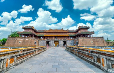 Hue, Vietnam - 10 Nisan 2024: Dai Noi Sarayı Eserleri Kompleksi. Kralların saraylarına giden yol, 19. yüzyılda Hue, Vietnam 'daki resmi makamdır.