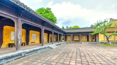 Hue, Vietnam - 10 Nisan 2024: İmparatorluk Yasak Kalesi 'ndeki inanılmaz ahşap koridor. 19. yüzyılda Hue, Vietnam 'da kralların, feodal yetkililerin saraylarına giden yol.