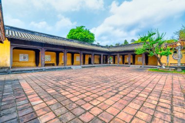 Hue, Vietnam - 10 Nisan 2024: Hue, Vietnam 'da sömürge yapımı Imperial ile yasak kalenin manzarası