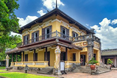 Hue, Vietnam - 10 Nisan 2024: Hue, Vietnam 'da sömürge yapımı Imperial ile yasak kalenin manzarası