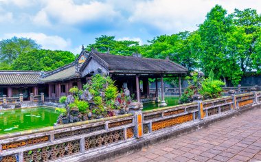 Hue, Vietnam - 10 Nisan 2024: Hue, Vietnam 'da sömürge yapımı Imperial ile yasak kalenin manzarası