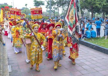 Hue, Vietnam - 10 Nisan 2024: Geleneksel Bakire Meryem festivali, antik ao dai kostümleri giyen insanlar Phu Van Lau Tapınağı, Hue, Vietnam 'da milli barış ve refah için dua ediyorlar.