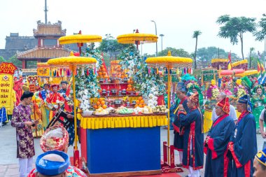 Hue, Vietnam - 10 Nisan 2024: Geleneksel Bakire Meryem festivali, antik ao dai kostümleri giyen insanlar Phu Van Lau Tapınağı, Hue, Vietnam 'da milli barış ve refah için dua ediyorlar.