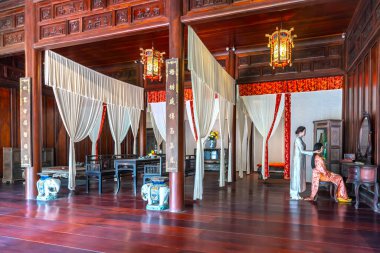 Hue, Vietnam - 10 Nisan 2024: İmparatorluk Yasak Kalesi, Hue, Vietnam 'da feodal kadınlar için makyaj odası