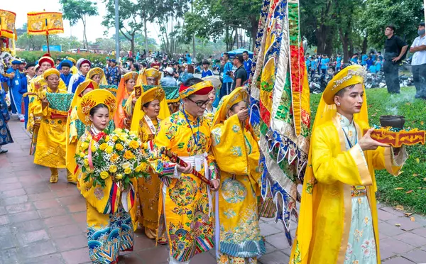 stock image Hue, Vietnam - April 10th, 2024: Traditional festival to process the Virgin Mary, people wearing ancient ao dai costumes pray for national peace and prosperity at Phu Van Lau temple, Hue, Vietnam