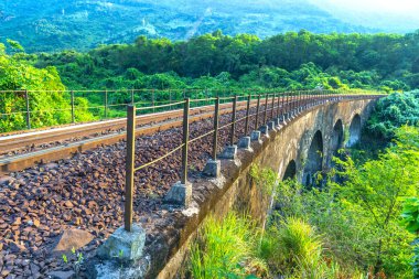 Vietnam 'daki Hai Van Dağı Geçidi' nde demiryolu..
