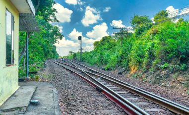 Vietnam 'daki Hai Van Dağı Geçidi' nde demiryolu..