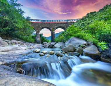 Hue, Vietnam - 15 Nisan 2024: Hai Van Pass, Vietnam 'da Don Ca kemer köprüsü. Bu köprü Hue, Vietnam 'da yükseltilmiş bir Vietnam demiryolu hattının bir parçasıdır.