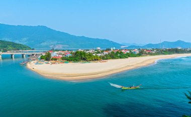 Lang Co Bay, Hue, Vietnam sabahları küçük bir balıkçı köyü ile huzur altında. Güzel lagünleri var