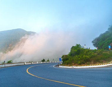 Hai Van Pass, Vietnam 'da Ulusal Otoyol 1A' da yaklaşık olarak uzun bir dağ geçidi..