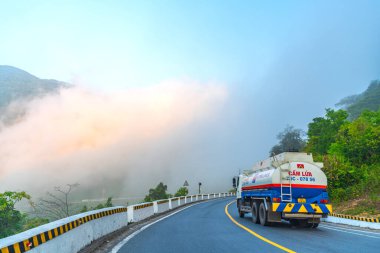 Hai Van pass, Hue City, Vietnam - 15 Nisan 2024: Hai Van geçidinde tehlikeli virajlarda gezgin, Hai Van Vietnam 'ın en muhteşem otoyolu..