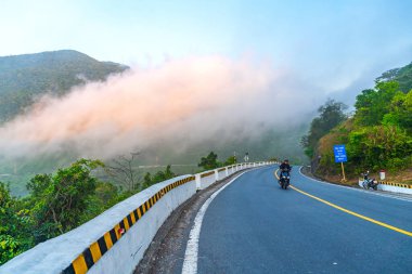 Hai Van pass, Hue City, Vietnam - 15 Nisan 2024: Hai Van geçidinde tehlikeli virajlarda gezgin, Hai Van Vietnam 'ın en muhteşem otoyolu..