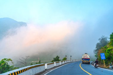 Hai Van pass, Hue City, Vietnam - 15 Nisan 2024: Hai Van geçidinde tehlikeli virajlarda gezgin, Hai Van Vietnam 'ın en muhteşem otoyolu..