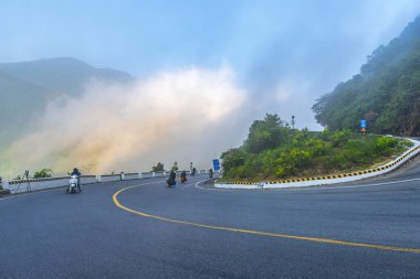 Hai Van pass, Hue City, Vietnam - 15 Nisan 2024: Hai Van geçidinde tehlikeli virajlarda gezgin, Hai Van Vietnam 'ın en muhteşem otoyolu..