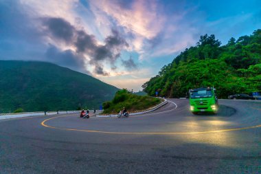 Hai Van pass, Hue City, Vietnam - 14 Nisan 2024: Günbatımı gökyüzünde Hai Van Pass, bu en tehlikeli geçit, Hai Van Vietnam 'daki en görkemli otoyol.