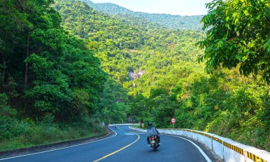 Hai Van pass, Hue City, Vietnam - 14 Nisan 2024 Hai Van geçidinde tehlikeli virajda gezgin. Hai Van Vietnam 'ın en görkemli otoyolu..