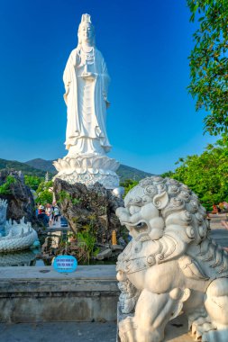 Da Nang, Vietnam - 15 Nisan 2024: Vietnam 'da Danang şehrindeki Linh Ung Pagoda' da Buda Heykeli
