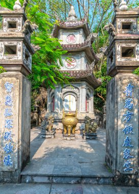 Da Nang, Vietnam - 15 Nisan 2024: Budist pagoda, Marble dağlarındaki tapınak, Da Nang, Vietnam