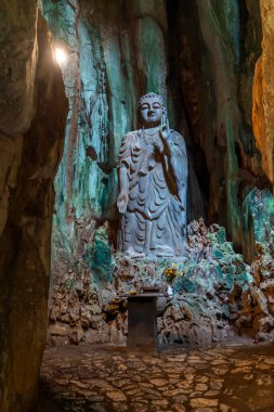 Mermer Dağlar 'daki Buda Heykeli, Da Nang, Vietnam. Mermer Dağlar beş mermer ve kireçtaşı tepelerden oluşan bir kümedir.