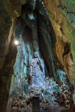 Mermer Dağlar 'daki Buda Heykeli, Da Nang, Vietnam. Mermer Dağlar beş mermer ve kireçtaşı tepelerden oluşan bir kümedir.