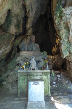 Mermer Dağlar 'daki Buda Heykeli, Da Nang, Vietnam. Mermer Dağlar beş mermer ve kireçtaşı tepelerden oluşan bir kümedir.