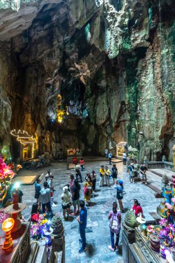 Da Nang, Vietnam - 15 Nisan 2024: Da Nang şehrindeki Huyen Khong mağarasında Budist pagoda. Da Nang Orta Vietnam 'ın en büyük şehridir..