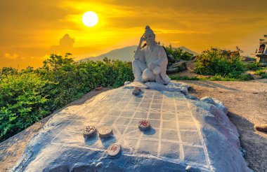 Da Nang, Vietnam - 15 Nisan 2024: Da Nang şehri, Vietnam 'ın Son Tra yarımadasında satranç tahtasında oturan tanrısal heykel