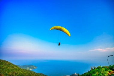 Da Nang, Vietnam - 15 Nisan 2024 Son Tra dağının tepesinden başlayan paragliding turnesi Da Nang plajına ulaştı.