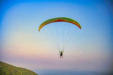 Da Nang, Vietnam - 15 Nisan 2024 Son Tra dağının tepesinden başlayan paragliding turnesi Da Nang plajına ulaştı.