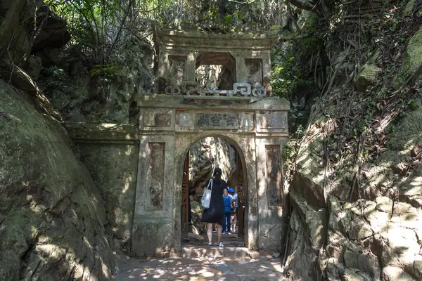 Da Nang, Vietnam - 15 Nisan 2024: Da Nang şehrindeki Huyen Khong mağarasında Budist pagoda. Da Nang Orta Vietnam 'ın en büyük şehridir..