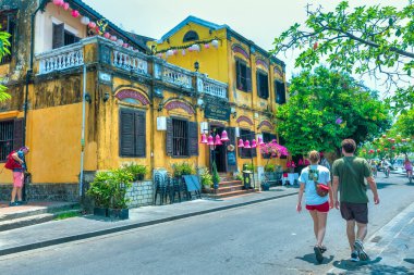 Hoi An, Vietnam - 16 Nisan 2024: Hoi An antik kenti, UNESCO Dünya Mirası Bölgesi 1999 yılından beri manzara. Hoi An, Vietnam 'ın en popüler yerlerinden biridir.