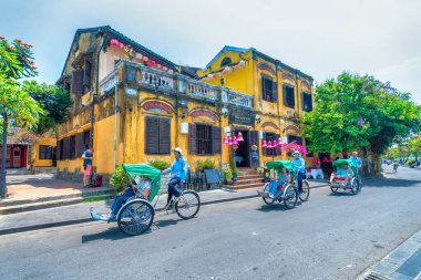 Hoi An, Vietnam - 16 Nisan 2024: Hoi An antik kenti, UNESCO Dünya Mirası Bölgesi 1999 yılından beri manzara. Hoi An, Vietnam 'ın en popüler yerlerinden biridir.
