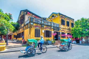 Hoi An, Vietnam - 16 Nisan 2024: Hoi An antik kenti, UNESCO Dünya Mirası Bölgesi 1999 yılından beri manzara. Hoi An, Vietnam 'ın en popüler yerlerinden biridir.