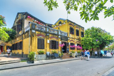 Hoi An, Vietnam - 16 Nisan 2024: Hoi An antik kenti, UNESCO Dünya Mirası Bölgesi 1999 yılından beri manzara. Hoi An, Vietnam 'ın en popüler yerlerinden biridir.