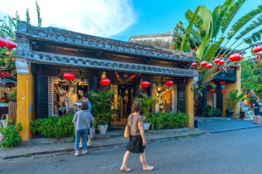 Hoi An, Vietnam - 16 Nisan 2024: Hoi An antik kenti, UNESCO Dünya Mirası Bölgesi 1999 yılından beri manzara. Hoi An, Vietnam 'ın en popüler yerlerinden biridir.