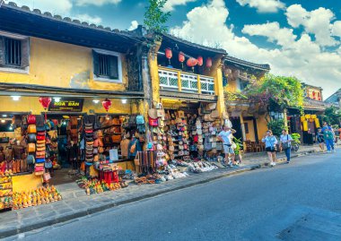 Hoi An, Vietnam - 16 Nisan 2024: Hoi An antik kenti, UNESCO Dünya Mirası Bölgesi 1999 yılından beri manzara. Hoi An, Vietnam 'ın en popüler yerlerinden biridir.