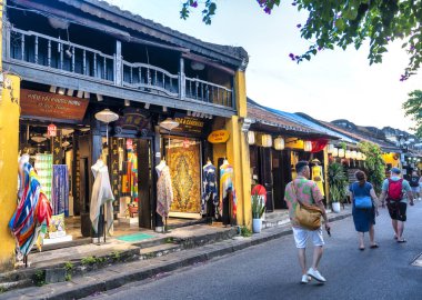 Hoi An, Vietnam - 16 Nisan 2024: Hoi An antik kenti, UNESCO Dünya Mirası Bölgesi 1999 yılından beri manzara. Hoi An, Vietnam 'ın en popüler yerlerinden biridir.