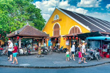 Hoi An, Vietnam - 16 Nisan 2024: Hoi An antik kenti, UNESCO Dünya Mirası Bölgesi 1999 yılından beri manzara. Hoi An, Vietnam 'ın en popüler yerlerinden biridir.