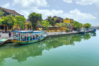 Hoi An, Vietnam - 16 Nisan 2024: Hoi An 'ın nehir kıyısındaki antik şehir manzarası, klasik binalar. Burası, karışık kültür ve mimarisi ile ünlü Dünya Kültür Mirası Bölgesi..