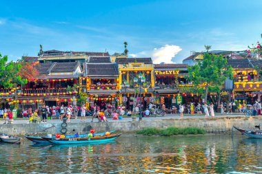 Hoi An, Vietnam - 16 Nisan 2024: Hoi An 'ın nehir kıyısındaki antik şehir manzarası, klasik binalar. Burası, karışık kültür ve mimarisi ile ünlü Dünya Kültür Mirası Bölgesi..