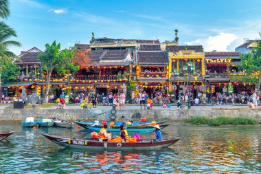 Hoi An, Vietnam - 16 Nisan 2024: Hoi An 'ın nehir kıyısındaki antik şehir manzarası, klasik binalar. Burası, karışık kültür ve mimarisi ile ünlü Dünya Kültür Mirası Bölgesi..